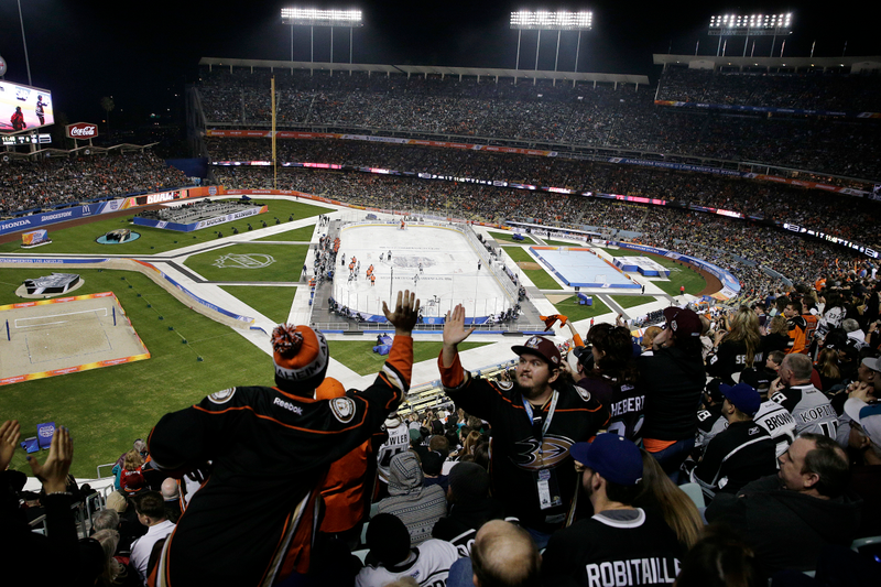 Illustration for article titled Outdoor Hockey In Los Angeles Made For Some Awesome Photos